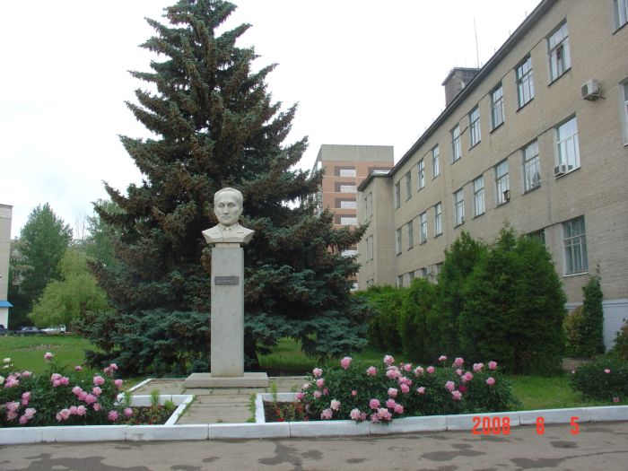 На территории НИИСХ Юго-Восток установлен памятник А.П.Шехурдину.